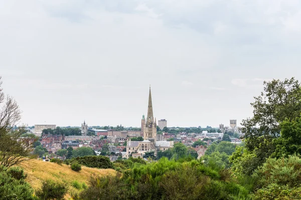 Doğu İngiltere 'de Norwich' in silueti bulutlu bir günde, hem katedraller hem de kalenin tanınacağı bir günde.