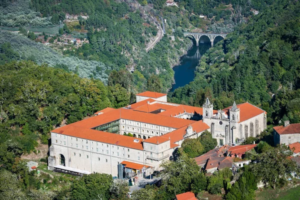 12. ve 18. yüzyıllar arasında Galiçya 'nın Ourense ilindeki Benedikt Manastırı Santo Estevo de Ribas de Sil' in hava manzarası..