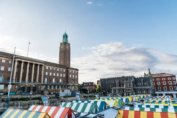 Vista Panorâmica Dos Telhados Coloridos Norwich Market Com Guildhall Medieval Imagem De Stock