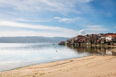 İspanya 'nın Ponteveda kentindeki Combarro kasabasında, taştan haçlılar (süvariler) ve horreolar (yükseltilmiş tahıl ambarları) ile ünlüdür.).