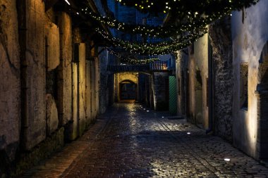 Tallinn, Estonya 'daki Aziz Catherine Geçidi' nin gece manzarası. Eski Dominik Manastırı 'nın bazı kalıntılarını içeren bir ortaçağ geçidi..