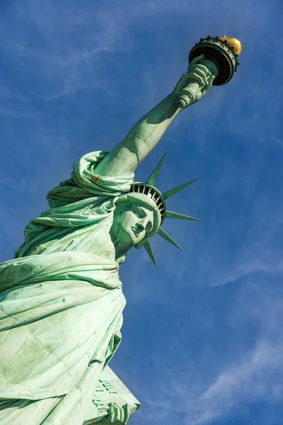 Feche Estátua Liberdade Contra Céu Azul Nublado Nova Iorque — Fotografia de Stock