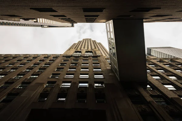 Låg Vinkel Utsikt Över Vintage Kontorsbyggnad Centrala Manhattan Med Förhöjd — Stockfoto