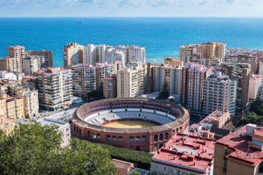 Bulutlu bir kış gününde Malaga 'nın şehri ön planda boğa güreşi tanınacak..