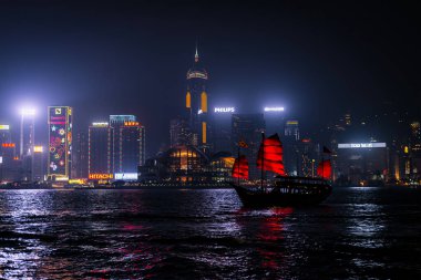 HONG KONG - 8 Aralık 2013 Viktorya Limanı, Hong Kong 'da sisli bir kış gecesinde aydınlatılmış Çin kırmızı çöplüğü (Aqualuna).