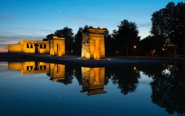 Madrid 'de gün batımında aydınlanan templo de Debod ve yansıması