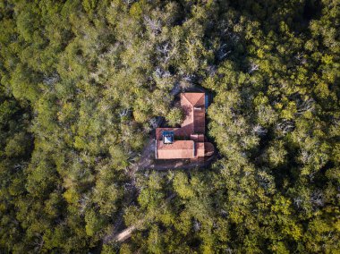 Santa Cristina de Ribas de Sil 'in sonbaharın başlarında Ribeira Sacra' daki hava manzarası, ağaçlarla çevrili..