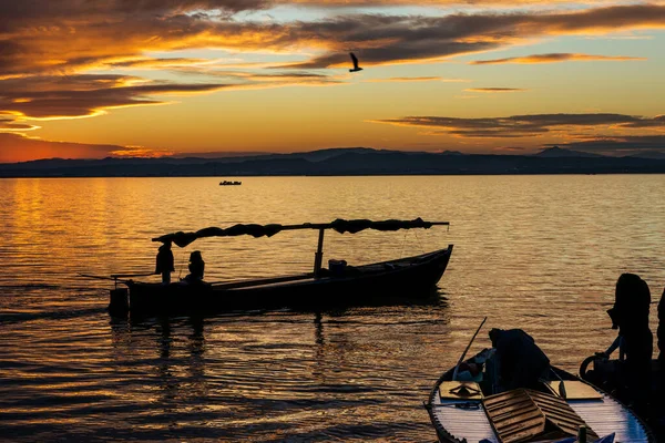 Silhouette Small Traditional Boat Dusk Albufera Valencia Freshwater Lagoon Estuary — Stock Photo, Image