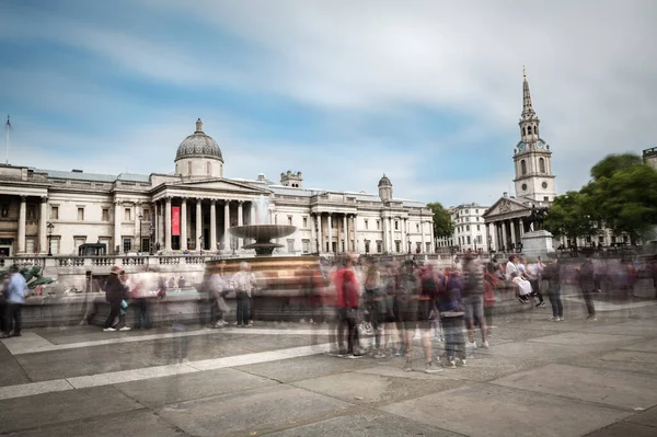 Londres Agosto 2019 Grupos Turistas Locais Apreciam Sol Entrada Principal — Fotografia de Stock