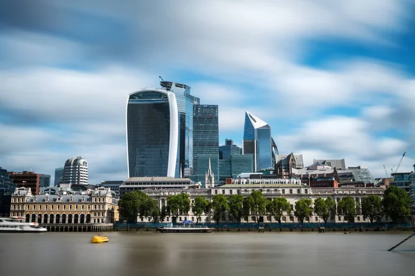 Bulutlu Bir Yaz Gününde Thames Nehrinin Güney Kıyısından Görülen Londra — Stok fotoğraf