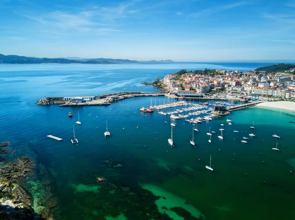 Portnovo 'nun limanında kayalar, botlar ve küçük deniz feneri, Galiçya, İspanya.