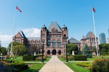 Ontario Yasama Meclisi Queens Park 'ta açık bir yaz gününde, Toronto' da.