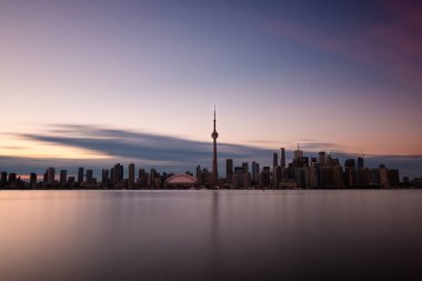 Toronto 'nun, Merkez Adası' ndan görüldüğü gibi, önplanda Ontario Gölü ile ufuk çizgisi.