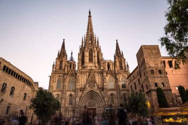 Barcelona Gotik Bölgesi 'nin göbeğinde yer alan ve La Seu olarak da bilinen Barselona Gotik Katedrali' nin önü. Uzun pozlama.