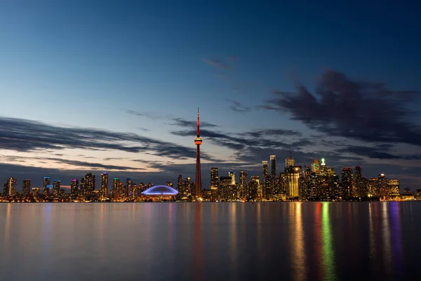 Önplanda Ontario Gölü Ile Aydınlanan Toronto Silueti Center Island Dan — Stok fotoğraf