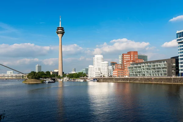 Dsseldorfs Media Harbor (Medienhafen) ile Rheinturm kulesi ve modern mimari Frank O. Gehry.