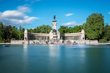Madrid 'deki Retiro Park' taki (Parque del Buen Retiro) Alfonso XII anıtı için büyük bir gölet ve anıt. Uzun pozlama.