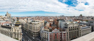 Gran Va ve Madrids 'in bulutlu bir bahar sabahı gökyüzü manzarası ve Metropolis binası ön planda tanınacak. Telefica gökdeleni, Faro de Moncloa, Colon Tower ya da AZCA gökdelenleri gibi başka yerler de var.