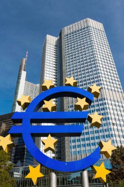 Avrupa Merkez Bankası 'nın Eurotower' ı -EZB- Frankfurt 'ta Euro sembolü ve Avrupa Birliği bayrağının on iki yıldızıyla.