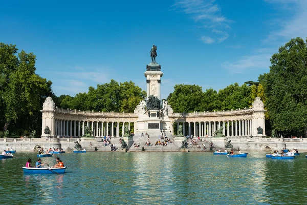 マドリード スペイン 2015年5月30日 観光客や地元の人々は メイン池で夏の熱間圧延を楽しみ スペインのマドリードにあるレティーロ公園 Parque Del Buen Retiro — ストック写真