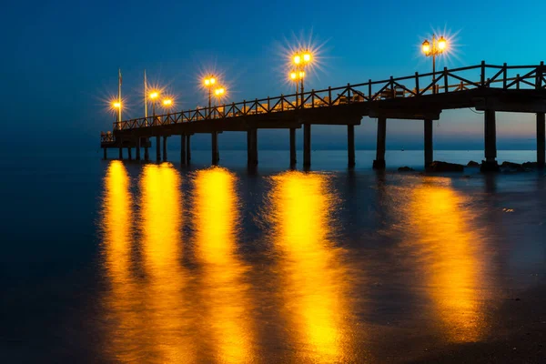 Beleuchteter Holzsteg Einem Strand Marbella Bei Sonnenuntergang Langzeitbelichtung — Stockfoto