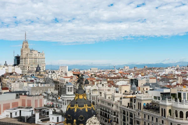 Gran 드리즈 Madrids 공중에서 여름이른 하늘을 수있으며 메트로폴리스 건물은 전경에서 — 스톡 사진