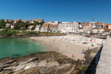 PORTONOVO, İspanya - 8 Ağustos 2020: Ria de Pontevedra, İspanya 'da Portonovo' da geniş açılı bir plaj manzarası.