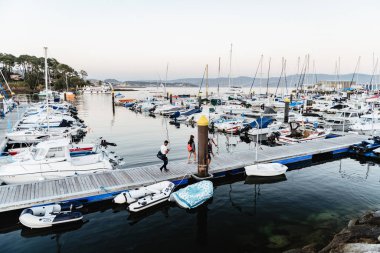 PORTONOVO, SPAIN - 7 Ağustos 2020: Açık bir yaz gününde, Pontevedra, İspanya 'da Portonovo yat kulübünün geniş açılı görüntüsü