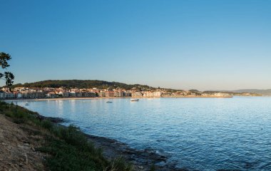 İspanya 'nın başkenti Galiçya' daki Rias Baixas 'ta sıcak bir yaz gününün sonunda Sanxenxo ve Silgar sahillerinin panorama manzarası.