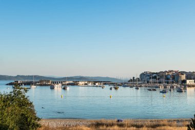 İspanya 'nın başkenti Ria de Pontevedra' da bulunan Portonovo plajı ve spor limanının geniş açılı görüntüsü..