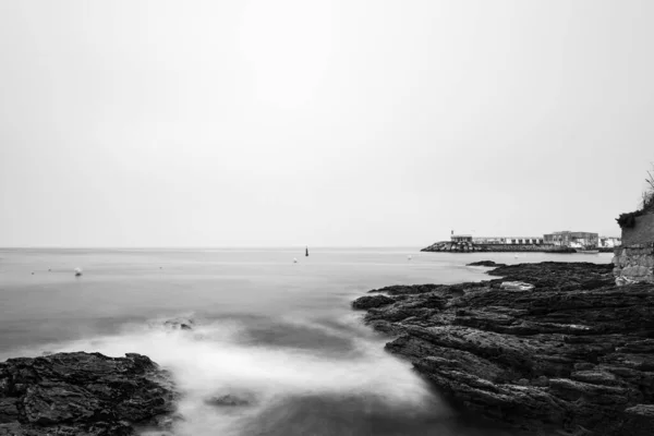 Rocas Pequeño Faro Una Tranquila Noche Niebla Las Rías Baixas —  Fotos de Stock