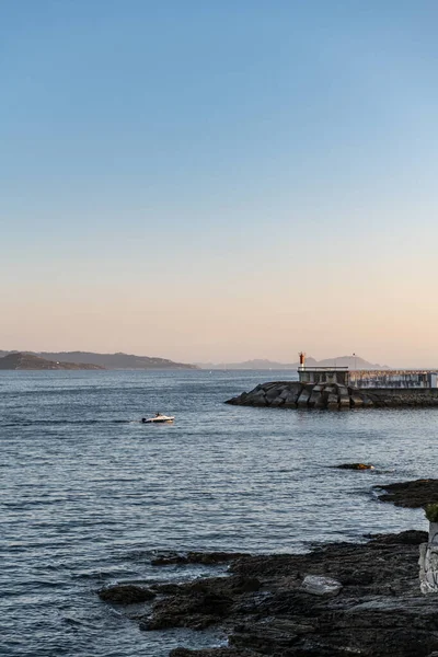 Kleines Boot Auf Dem Rückweg Zum Hafen Einem Ruhigen Klaren — Stockfoto