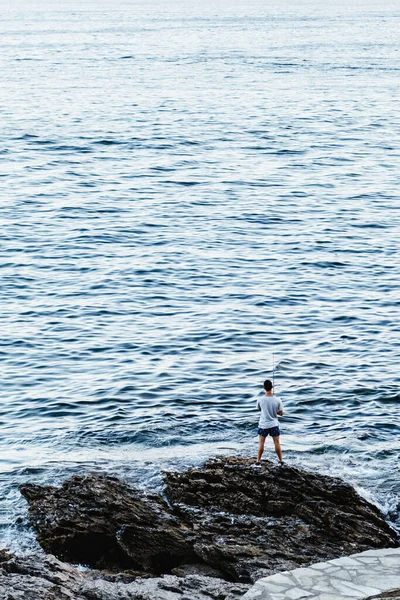 Portonovo Španělsko Srpna 2020 Osamělý Rybářský Rybolov Moře Klidného Jasného — Stock fotografie