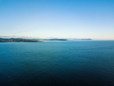 Galiçya, İspanya 'daki Ria de Vigo' daki Cies adalarının panorama manzarası. Bu adalar 2001 yılında Avrupa Birliği tarafından kuş yaşamı için özel koruma alanı olarak belirlendi ve bir yıl sonra Galiçya 'nın Atlantik Adaları' nın bir parçası haline geldiler..