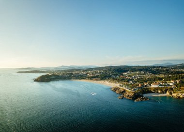 Ria de Pontevedra 'nın açılışındaki Galiçya kıyılarının havadan görünüşü, Atlantik okyanusunun karayla kesişmesi gibiydi..