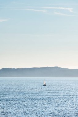 Alacakaranlıkta Galiçya 'daki Ria de Pontevedra' da Ons Adası 'ndan yalnız bir tekne denize açılır. Bu adalar 2001 yılında Avrupa Birliği tarafından kuş yaşamı için özel koruma alanı olarak belirlendi ve bir yıl sonra Atlantik Adaları 'nın bir parçası haline geldiler..