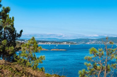 Ria de Pontevedra 'nın açılışındaki Galiçya kıyılarının havadan görünüşü, Atlantik okyanusunun karayla kesişmesi gibiydi..