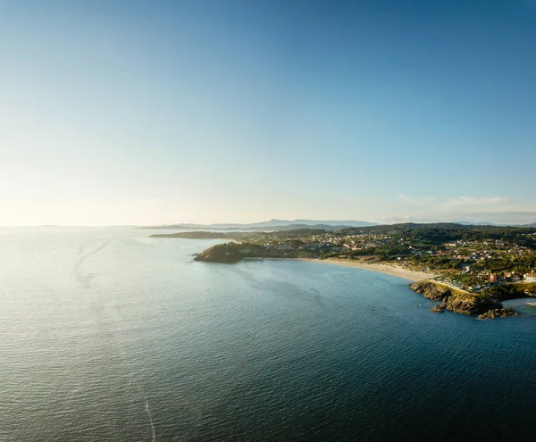 Ria de Pontevedra 'nın açılışındaki Galiçya kıyılarının havadan görünüşü, Atlantik okyanusunun karayla kesişmesi gibiydi..