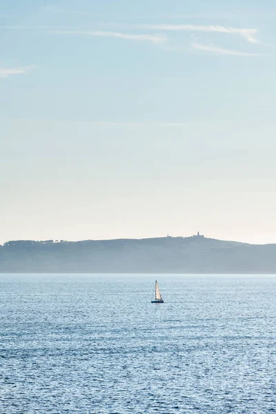 Samotna Łódź Odpływa Wyspy Ons Ria Pontevedra Galicji Zmierzchu Wyspy — Zdjęcie stockowe