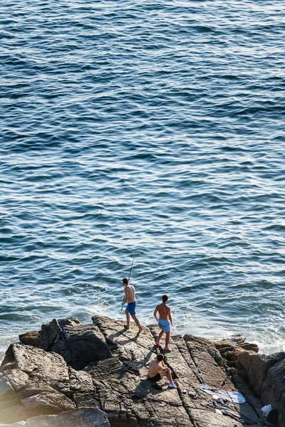 Portonovo Espanha Agosto 2020 Três Jovens Pescadores Que Pescam Beira — Fotografia de Stock