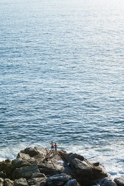 Portonovo Spain August 2020 Three Young Fishermen Fishing Sea Calm — Stock Photo, Image