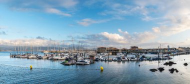 SANXENXO, SPAIN - 18 Ağustos 2020: Sanxenxo yat kulübünün panorama manzarası bulutlu bir yaz gününde küçük yelkenli teknelerle dolu, Pontevedra, İspanya.