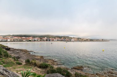İspanya 'nın başkenti Galiçya' daki Rias Baixas 'ta bulutlu bir yaz gününün sonunda Sanxenxo ve Silgar sahillerinin panorama manzarası.