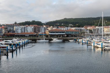 SANXENXO, SPAIN - 18 Ağustos 2020: Açık bir yaz gününde Sanxenxo yat kulübüne demirlemiş küçük yelkenliler, Pontevedra, İspanya.