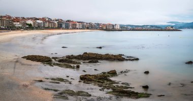 İspanya 'nın başkenti Galiçya' daki Rias Baixas 'ta bulutlu bir yaz gününün sonunda Sanxenxo ve Silgar sahillerinin panorama manzarası.
