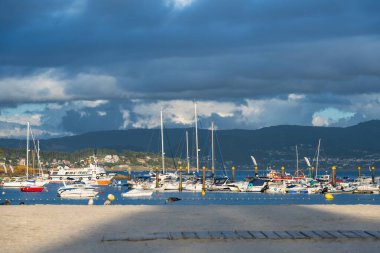 PORTONOVO, SPAIN - 15 Ağustos 2020: Açık bir yaz gününde, Pontevedra, İspanya 'da Portonovo yat kulübünün geniş açılı görüntüsü.