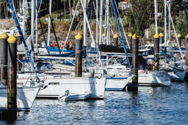 PORTONOVO, İspanya - 15 Ağustos 2020: Açık bir yaz gününde Poronovo yat kulübünde demirlemiş küçük yelkenliler, Pontevedra, İspanya.