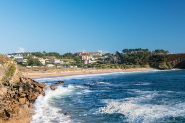 Ria de Pontevedra, İspanya dışında Portonovo 'da geniş açılı bir sahil manzarası..