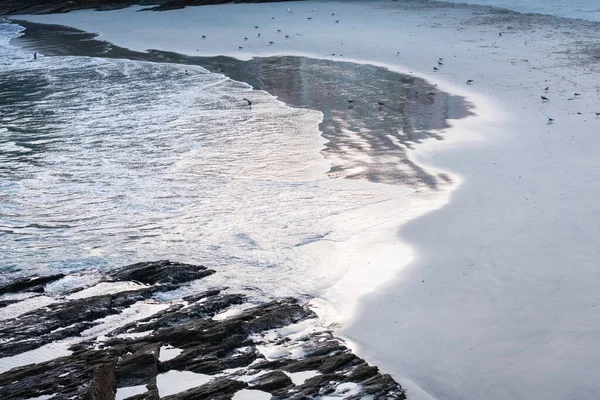 Nahaufnahme Von Kleinen Wellen Die Der Abenddämmerung Ufer Eines Kleinen — Stockfoto