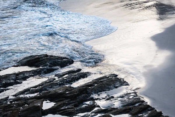 Nahaufnahme Von Kleinen Wellen Die Der Abenddämmerung Ufer Eines Kleinen — Stockfoto